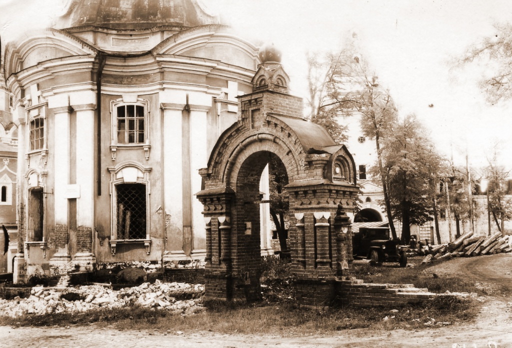2. Смоленская церковь и ворота ограды кладбища 1898 г. выполненные по проету архитектора А.А.Латкова. Фото 1940-х годов