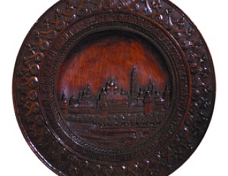 Подносное блюдо с видом Троице-Сергиевой лавры. Мастер Цырюльников. 1890 г. 