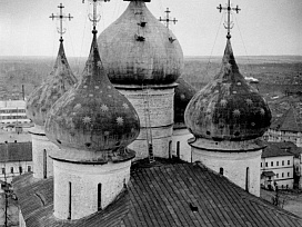 Восстановление сорванного бурей креста Успенского собора. 1946 г.